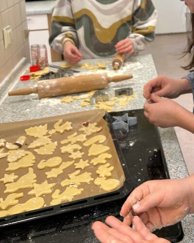  Die Schülerinnen und Schüler der 5a unserer Elisabeth-Abegg-Grundschule haben in der Schulküche fleißig Teig geknetet,...