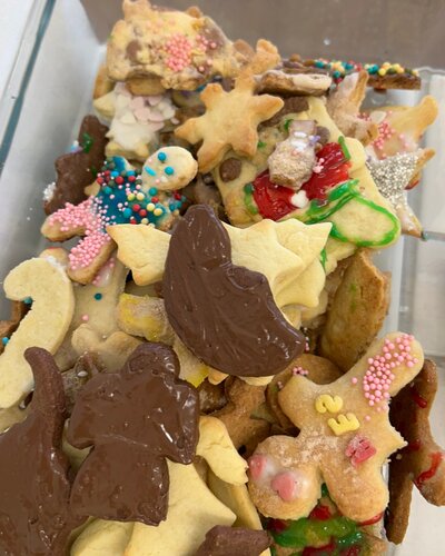  Die Schülerinnen und Schüler der 5a unserer Elisabeth-Abegg-Grundschule haben in der Schulküche fleißig Teig geknetet,...