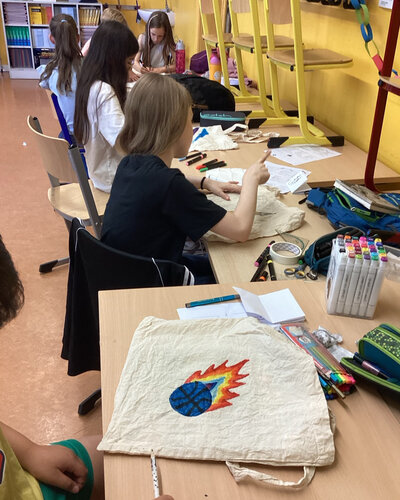  Praktisch kann auch kreativ sein!

Mit viel Fantasie und bunten Farben gestalteten die Schülerinnen und Schüler ihre...