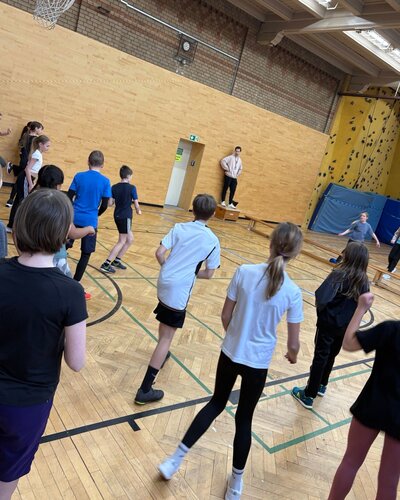 Kurz vor den Winterferien wurde es noch einmal richtig sportlich in der Elisabeth-Abegg-Grundschule: Beim großen...