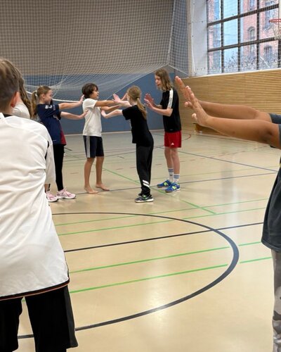  In der Klasse 6a unserer Elisabeth-Abegg-Grundschule fand ein Selbstverteidigungskurs statt.
Die Schülerinnen und...
