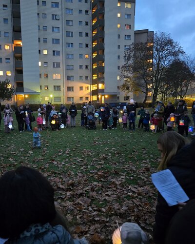  10 Jahre Kita – und was für eine Zeit!! 
Mit einem strahlenden Laternenfest, Lagerfeuer und dem Lied „Er ist das Licht“...