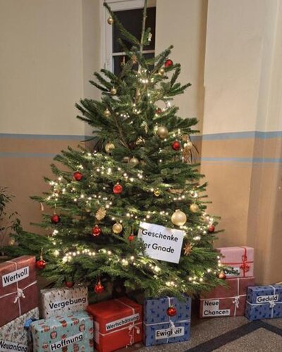 Adventsmarkt mit Bastelangeboten, Weihnachtsgottesdienste und gemeinsames Plätzchen backen - vor den Ferien wurde es in...